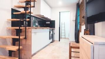 Réfrigérateur, micro-ondes, four, plaque de cuisson