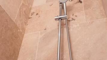 Douche, sèche-cheveux