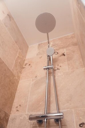 Douche, sèche-cheveux