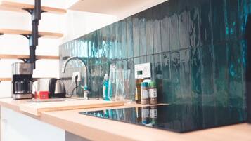 Réfrigérateur, micro-ondes, four, plaque de cuisson