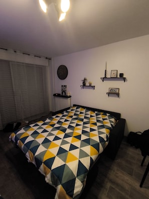 1 bedroom, iron/ironing board, travel cot, free WiFi - Home2Sea - Studio Cabin, Pool, Garden, 2 Adults + 3 Children (Vallauris)