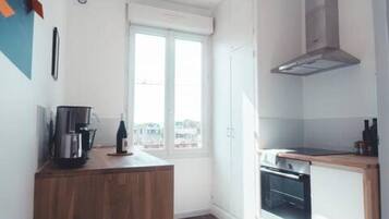 Een koelkast, een microgolfoven, een oven, een kookplaat