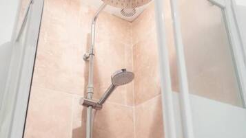 Douche, sèche-cheveux