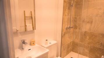 Een douche, een haardroger, handdoeken