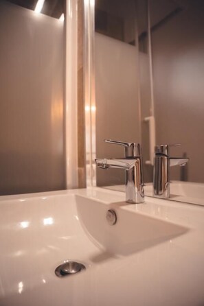 Douche, sèche-cheveux