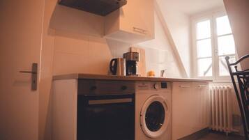 Réfrigérateur, micro-ondes, four, plaque de cuisson