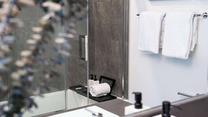 Hair dryer, towels - Revelstoke - Knuckle Hucks (Revelstoke)