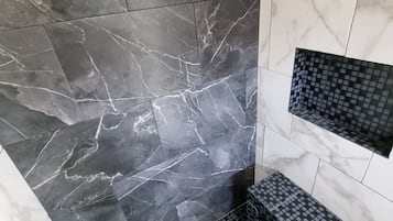 Classic Double Room | Bathroom | Towels, soap, shampoo, toilet paper