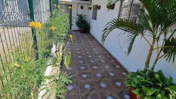Casa Confort, patio, vista al jardín | Área de sala de estar