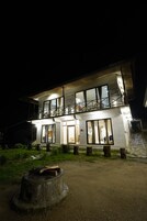 Fachada de la propiedad por la tarde o noche