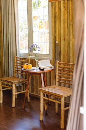 Bungalow, 1 Bedroom, Accessible, Smoking | Dining