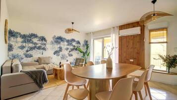 Classic Room, Non Smoking, Pool View | Living area | 40-inch flat-screen TV with cable channels