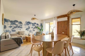 Classic Room, Non Smoking, Pool View | Living area