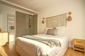 Classic Room, Non Smoking, Pool View