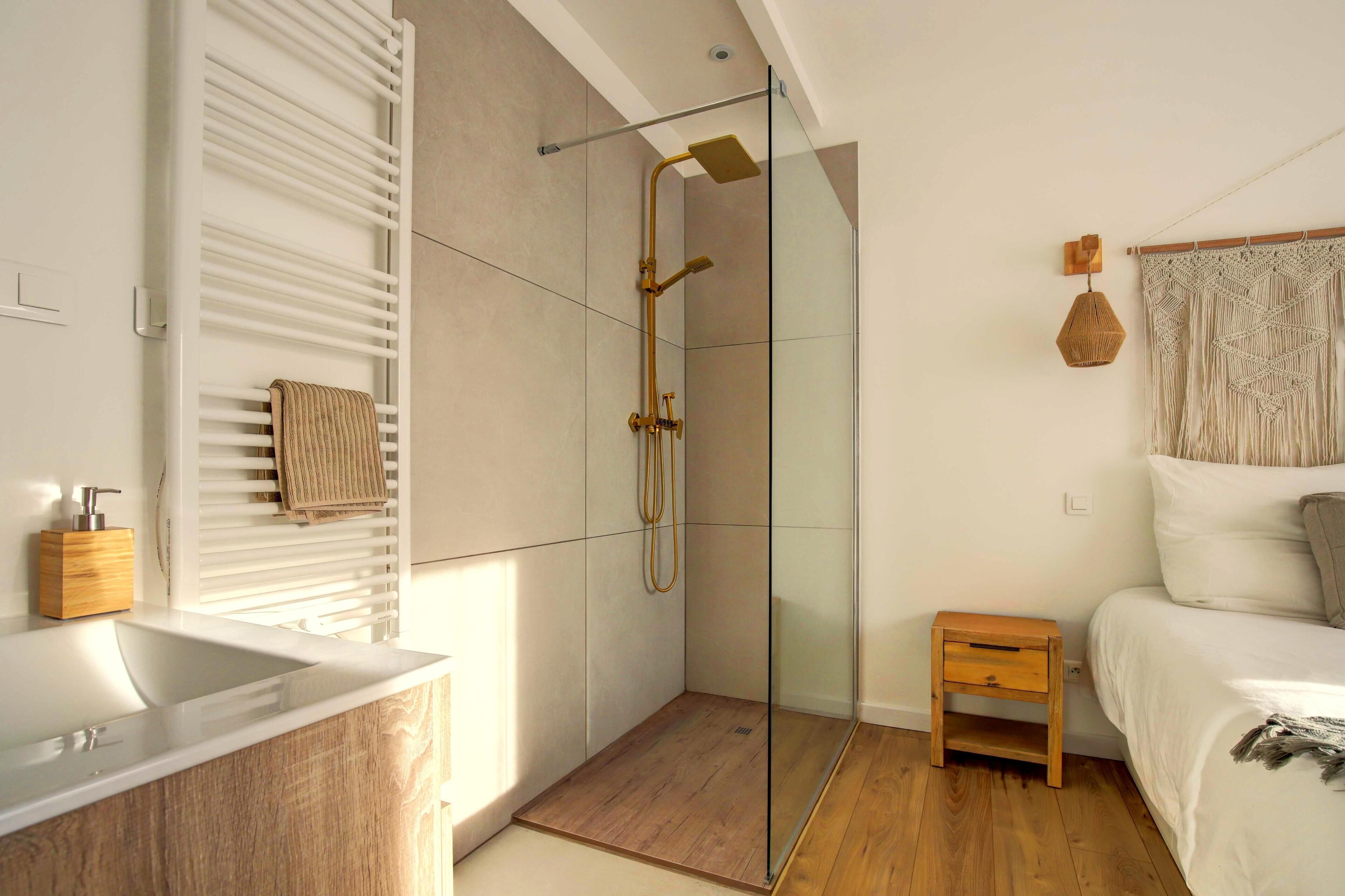 ห้องคลาสสิก, ปลอดบุหรี่, วิวสระว่ายน้ำ | เครื่องนอนระดับพรีเมียม, ห้องเก็บเสียง, เตารีด/โต๊ะรีดผ้า, Wi-Fi ฟรี