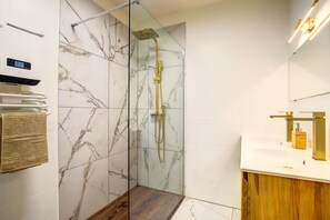 Quarto clássico, para não fumantes, vista para a piscina | Banheiro