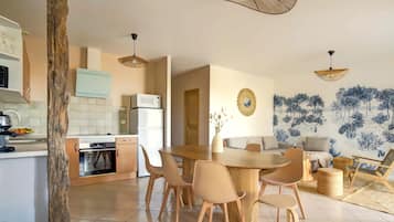 Classic Room, Non Smoking, Pool View | Living area | 40-inch flat-screen TV with cable channels