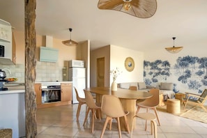 Classic Room, Non Smoking, Pool View | Living area