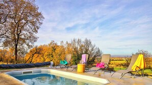An outdoor swimming pool with lounge chairs and a covered area. - Boheme Piscine Chauffee Privee, 8P - Les Cottages du Tarn (Peyrole)