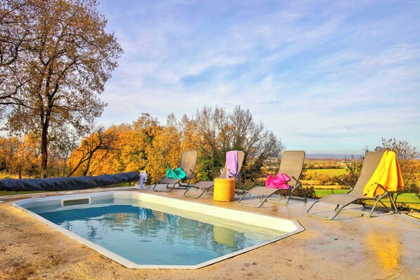 Piscina interna, piscina externa, espreguiçadeiras