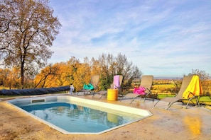 Indoor pool, outdoor pool, sun loungers - Le Cottage Bohème Nature Bien-Etre (Peyrole)