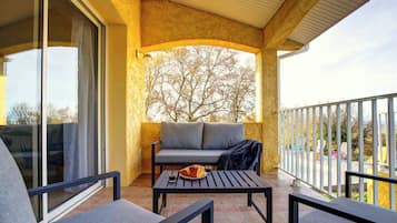 Classic Room, Non Smoking, Pool View | Terrace/patio