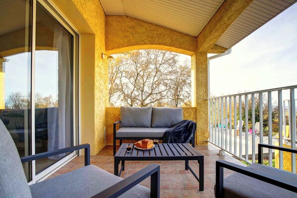 Classic Room, Non Smoking, Pool View | Terrace/patio