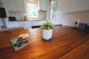 Dining - Cozy detached vacation home on meadow with private parking (Soest)