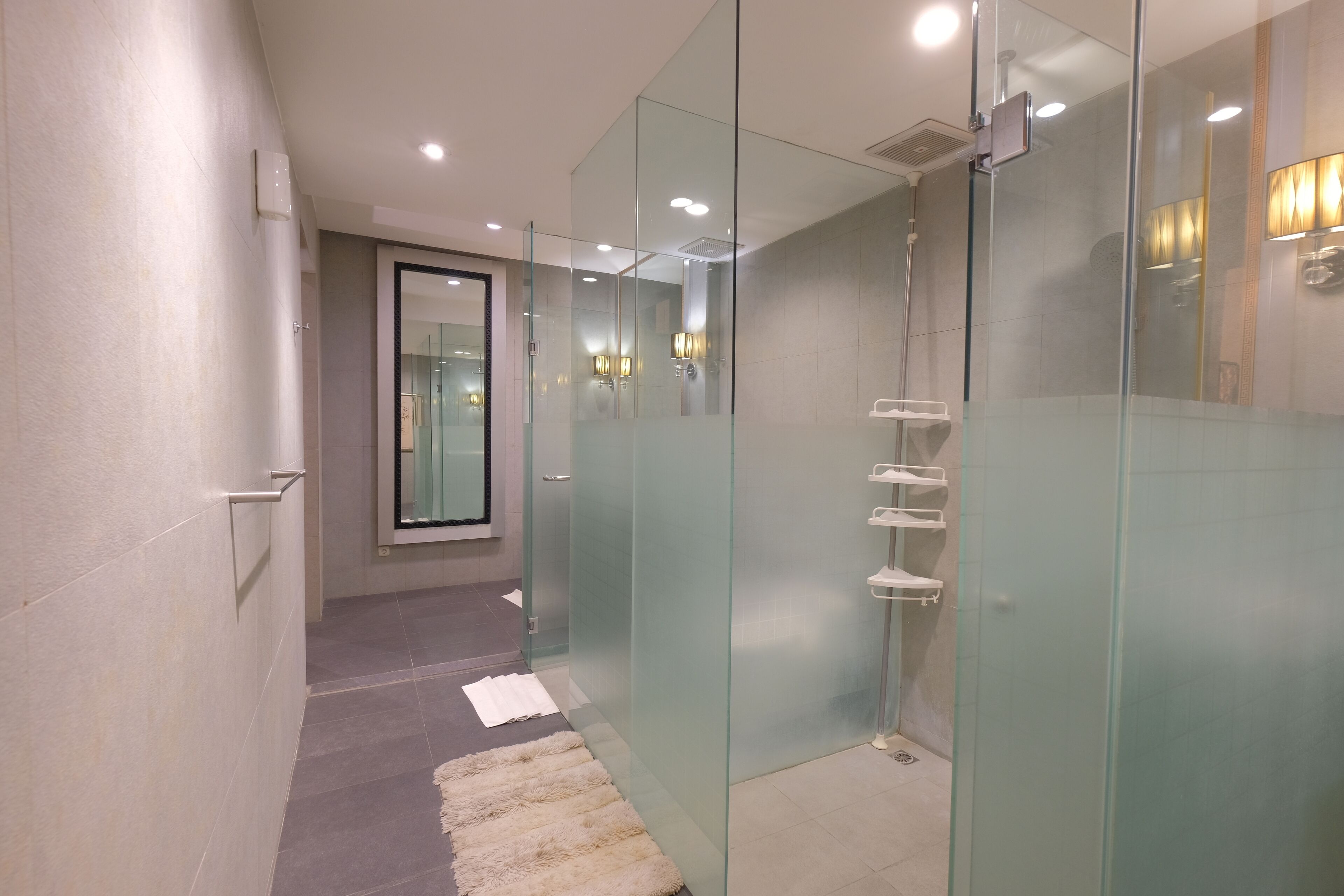 Kamar Presidensial | Kamar mandi | Shower, perlengkapan mandi gratis, pengering rambut, dan sandal