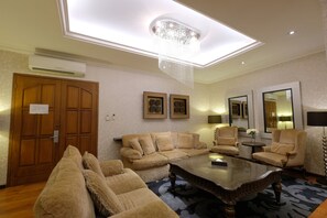 Presidential Room | Living area | Flat-screen TV