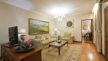 Habitación presidencial | Zona de estar | Una televisión de pantalla plana
