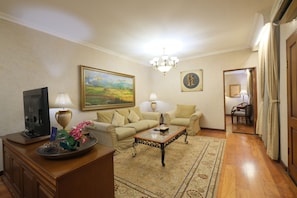 Presidential Room | Living area | Flat-screen TV