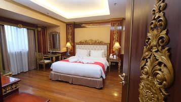 Habitación Royal | Escritorio, sistema de insonorización, tabla de planchar con plancha