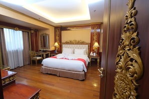 Royal Room | 1 bedroom, desk, soundproofing, iron/ironing board
