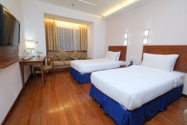 Desk, soundproofing, iron/ironing board, bed sheets - GRAND ORCHID HOTEL SOLO (Surakarta)