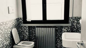 Douche, serviettes fournies, savon, papier toilette