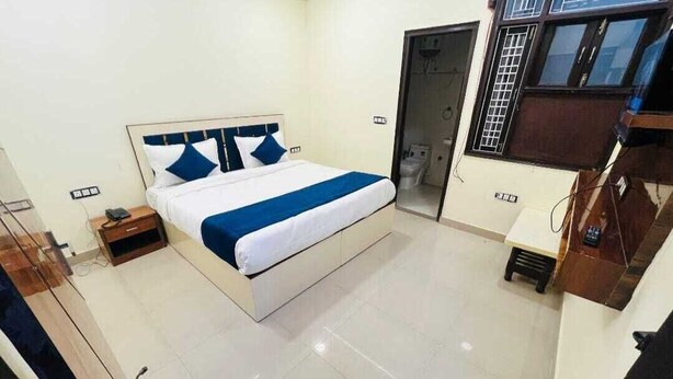 1 bedroom - Room-nestled in New Delhi's Mahipalpur d (New Delhi)