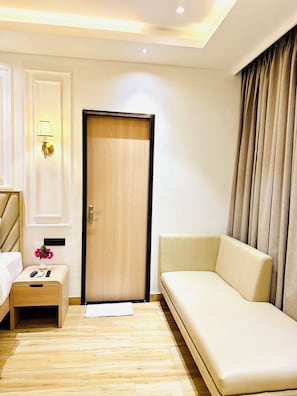 Deluxe Double Room, Mountain View | 1 bedroom, soundproofing, free WiFi