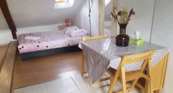 1 chambre, fer et planche à repasser, Wi-Fi, draps fournis