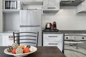 Fridge, microwave, oven, stovetop - Modern Flat[In front of Train Station] (Bologna)