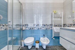 Shower, hair dryer, bidet, towels - Modern Flat[In front of Train Station] (Bologna)
