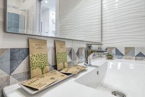 Shower, hair dryer, bidet, towels