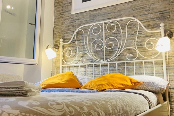 Habitación económica doble | Caja fuerte, tabla de planchar con plancha, wifi gratis y ropa de cama