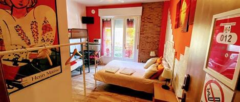 Comfort-Vierbettzimmer | Zimmersafe, Bügeleisen/Bügelbrett, kostenloses WLAN, Bettwäsche