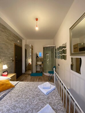 In-room safe, iron/ironing board, free WiFi, bed sheets - Europe station rooms (Parma)