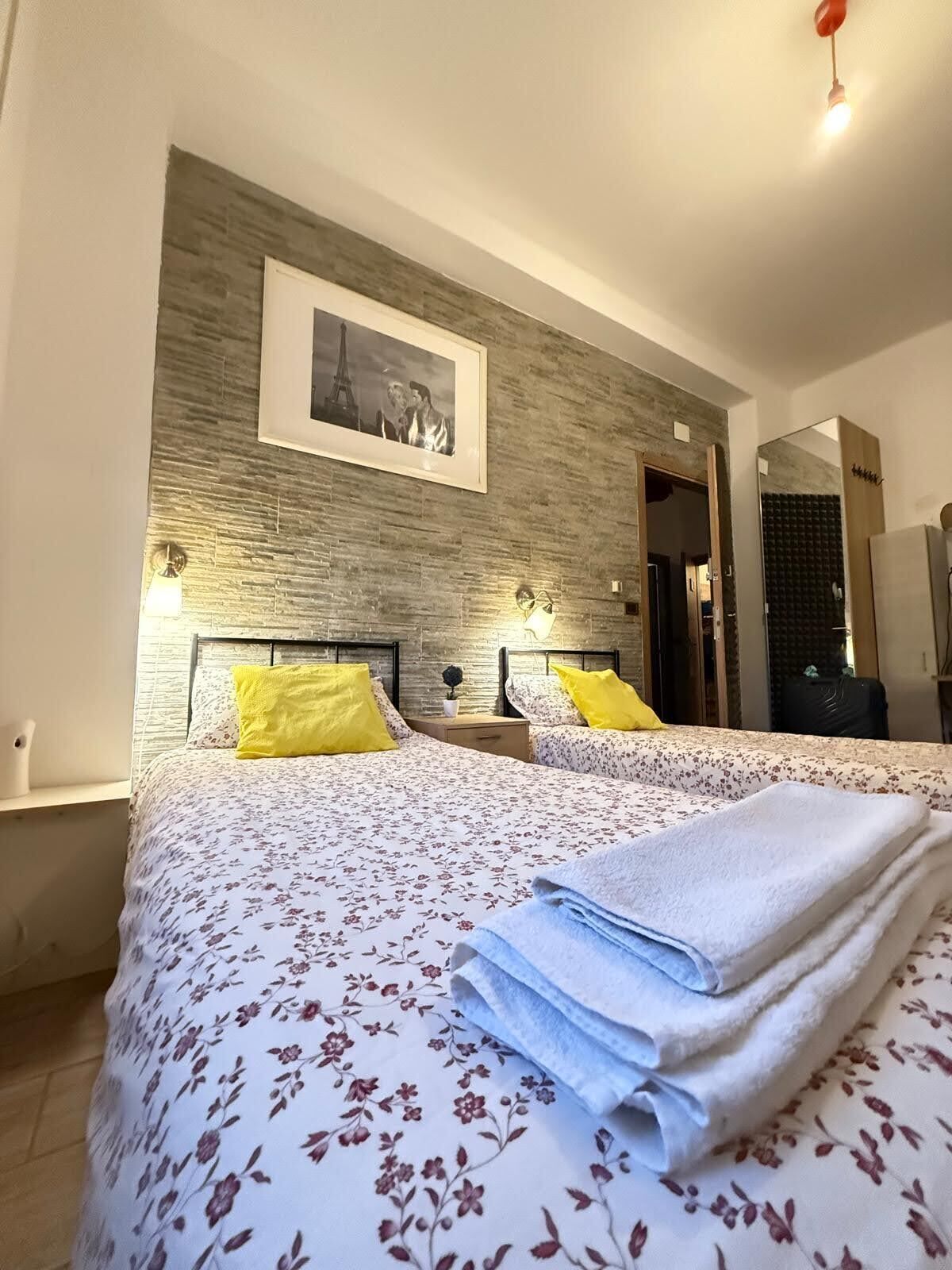 Basic Double or Twin Room | In-room safe, iron/ironing board, free WiFi, bed sheets