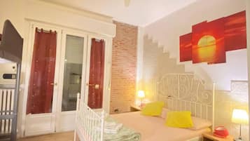 Comfort Quadruple Room | In-room safe, iron/ironing board, free WiFi, bed sheets