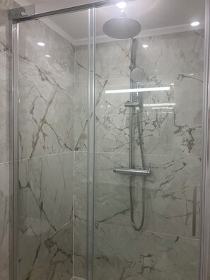Dusche, Haartrockner, Handtücher, Seife