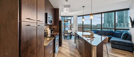 Réfrigérateur, micro-ondes, four, plaque de cuisson