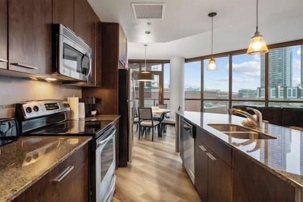 Kühlschrank, Mikrowelle, Ofen, Herdplatte